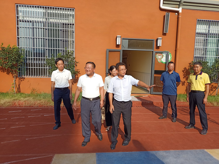 太湖县政协主席赵福南到民建安庆市委直属二支部调研