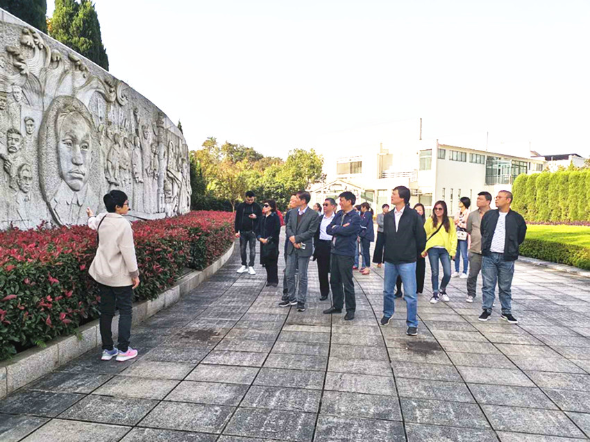 民建上海闵行区委主委宋运堂一行来宜考察交流