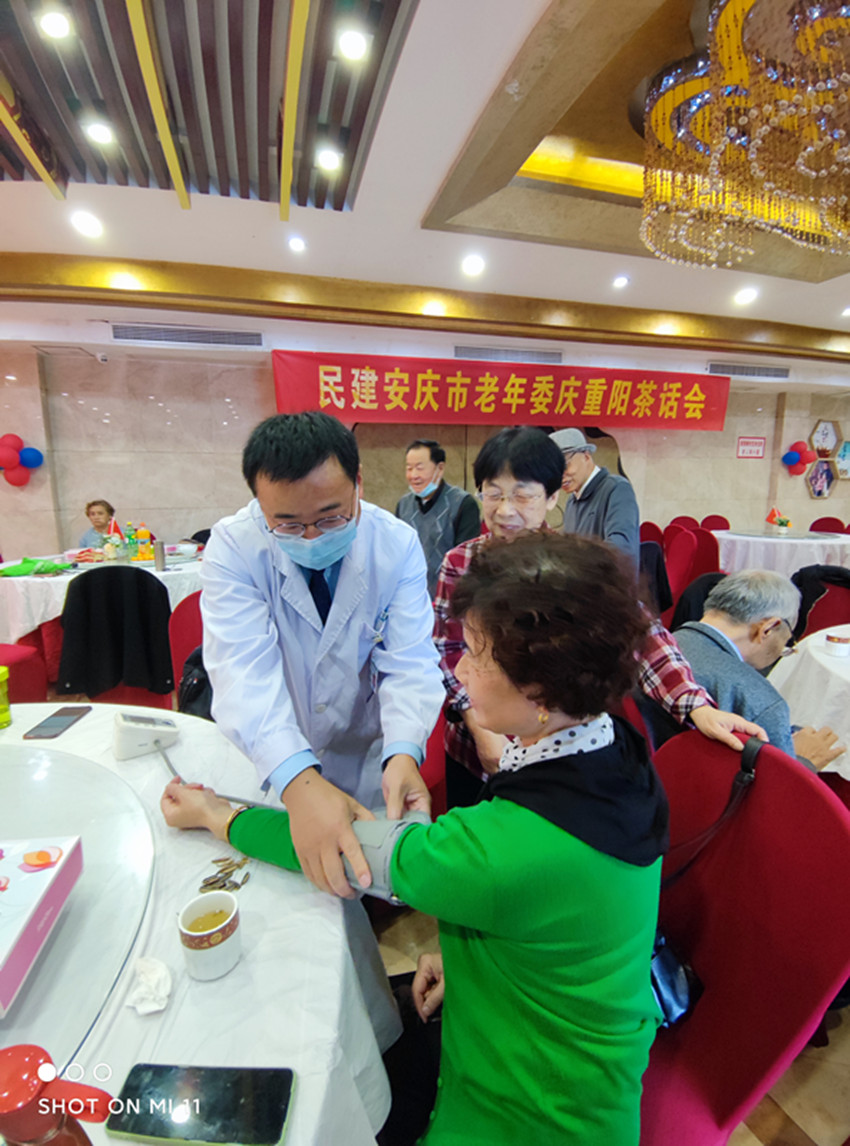 民建安庆市委直属七支部为老年委活动保驾护航