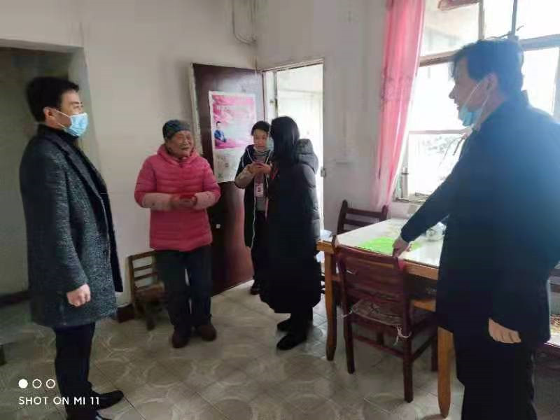 民建安庆市大观区委慰问菱湖社区困难群众