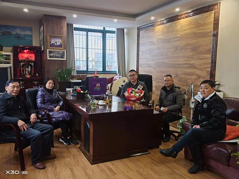 民建安庆市宜秀三、四支部新春走访慰问会员