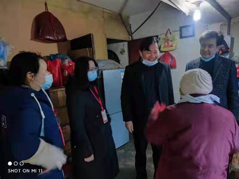 民建安庆市大观区委慰问菱湖社区困难群众