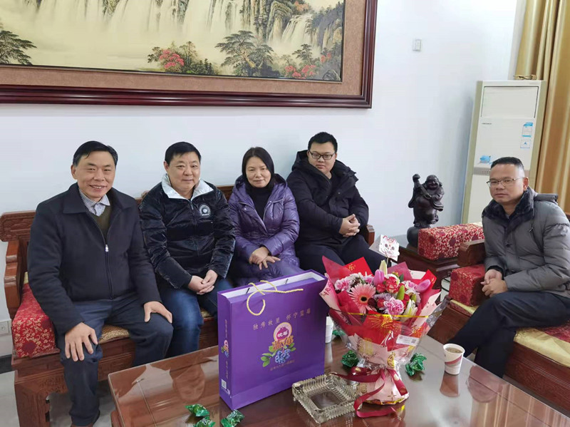 民建安庆市宜秀三、四支部新春走访慰问会员