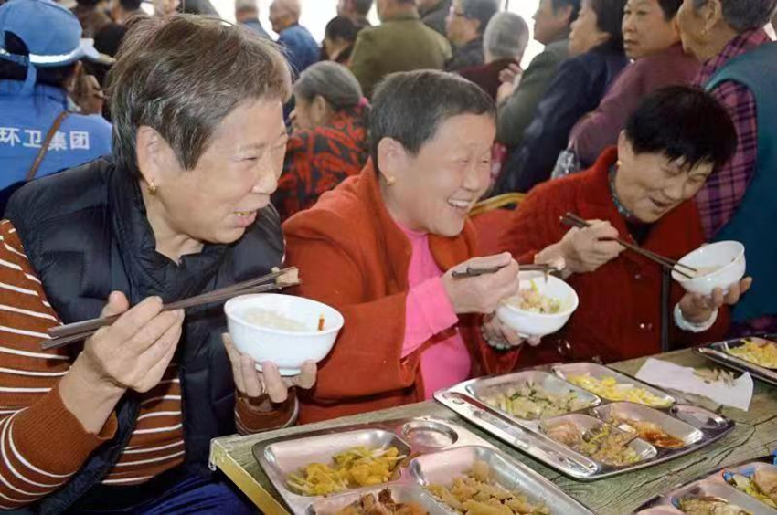 安庆民建会员范俊开办老年食堂 助老暖民心