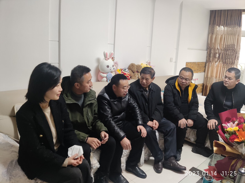 节前“送温暖”，关爱情谊浓