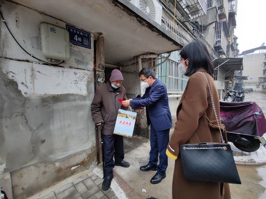 民建安庆市委会开展2023年新春送温暖慰问老会员活动