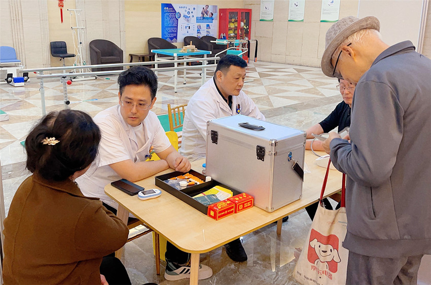 民建安庆市委直属七支部为老年委重阳节活动保驾护航