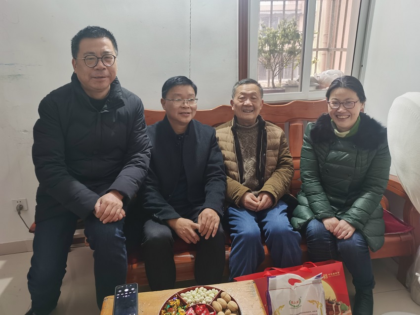 新春慰问老会员，真情关爱暖人心  ——民建迎江区委会开展春节慰问老会员活动