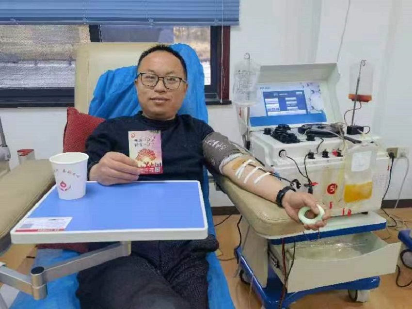 青春献热血 挽臂学雷锋